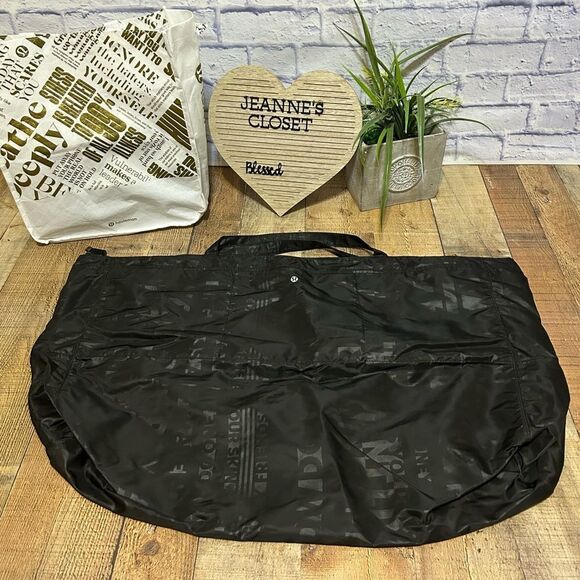 Rare EUC Lululemon XL Yogi Yoga Tote III Discover Manifesto Embossed Black - Picture 2 of 13